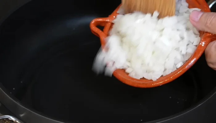 In a pan, sauté onion and green pepper for 5 minutes.