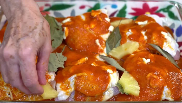 Add pineapple slices: Distribute pineapple slices between the chicken thighs.