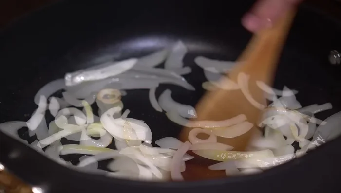 In a separate pan, sauté onion until slightly golden. Add chili pepper, oregano, and bay leaves. Add the blended tomato mixture and simmer for 20 minutes.