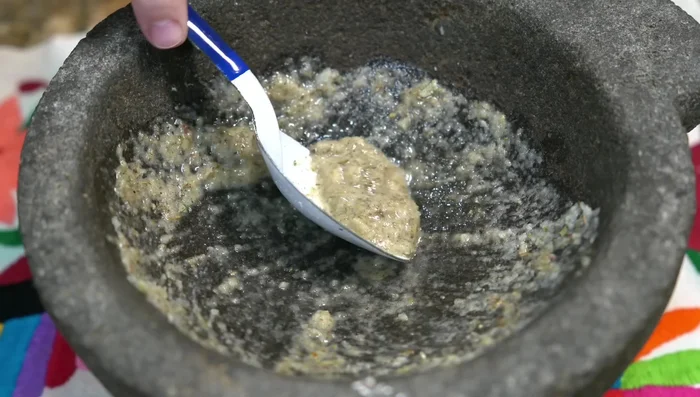 Add vinegar to the crushed chili mixture. Blend everything until smooth.