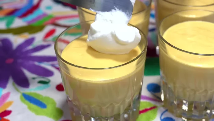 Decorate with the reserved whipped cream.