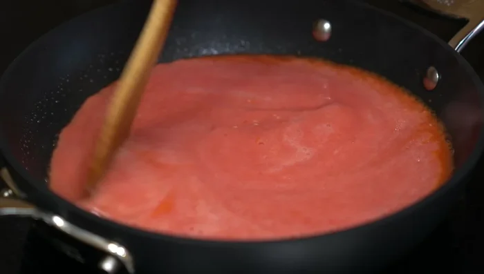 Fry the blended tomato mixture over medium heat until the color changes.