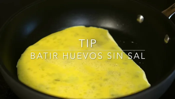 In a pan with hot oil, cook 1-2 beaten eggs without salt until almost cooked.