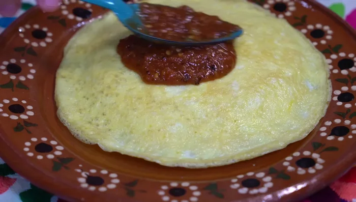 Top with ranchera sauce (or pico de gallo), avocado slices and roll into a burrito.