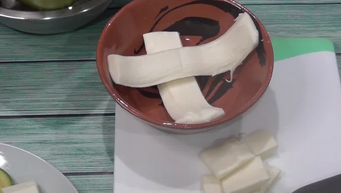 Fill the zucchini with cheese.