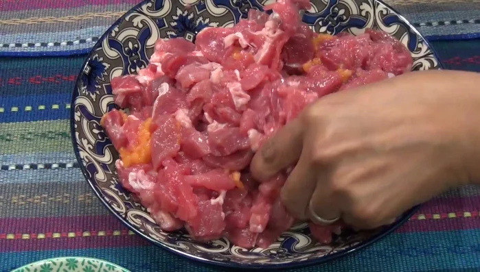 In a bowl, combine the minced beef, papaya puree, oregano, pepper, salt, and half of the chopped onion. Mix well.