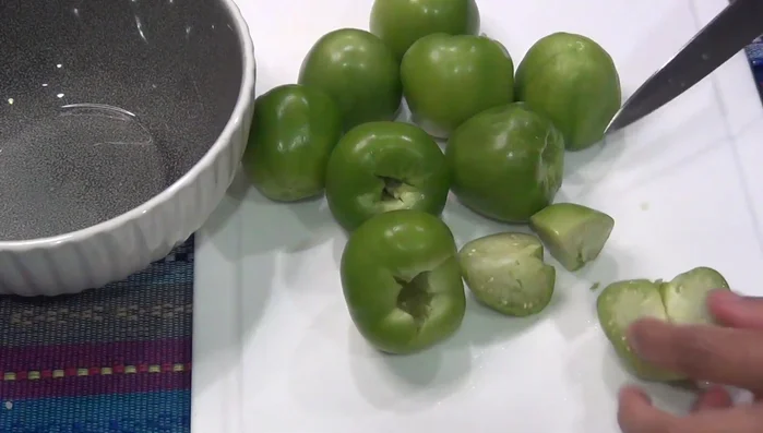 Chop the green tomatoes and the remaining onion into small pieces.
