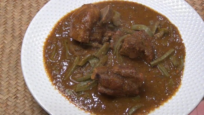 Cook the pork ribs with 2 cups of water and 1/2 teaspoon of salt until the water is consumed and the meat releases its fat.