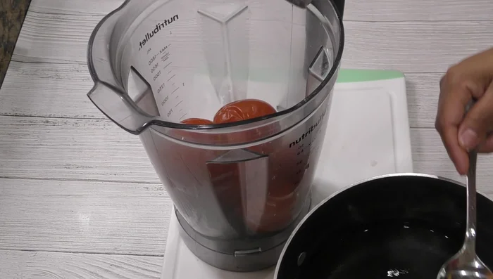 Blend the cooled tomatoes, chilies, and garlic in a blender.