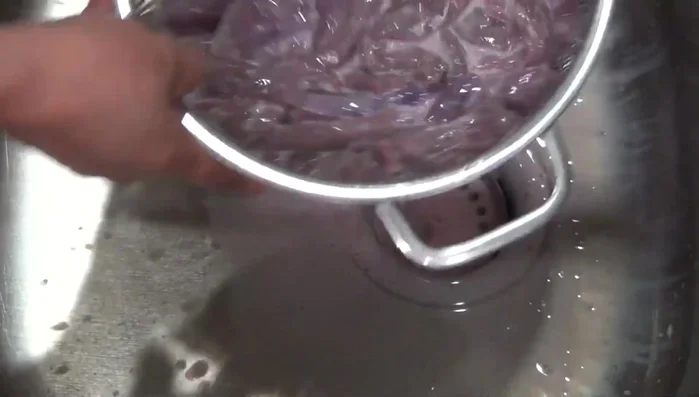 Drain the liver and pat it dry with kitchen paper.