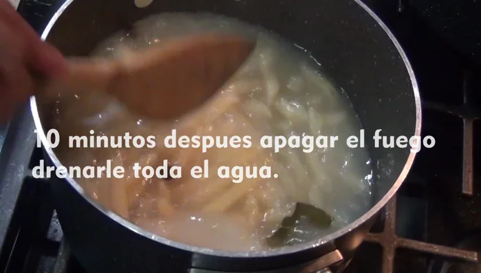 Turn off the heat and remove the pasta from the water.