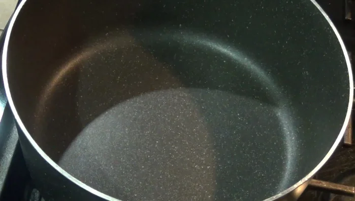 In a saucepan, heat the butter and add the pressed garlic clove. Cook on very low heat.