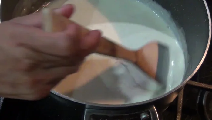 Add the cream (Bicrim). Lower the heat to very low.