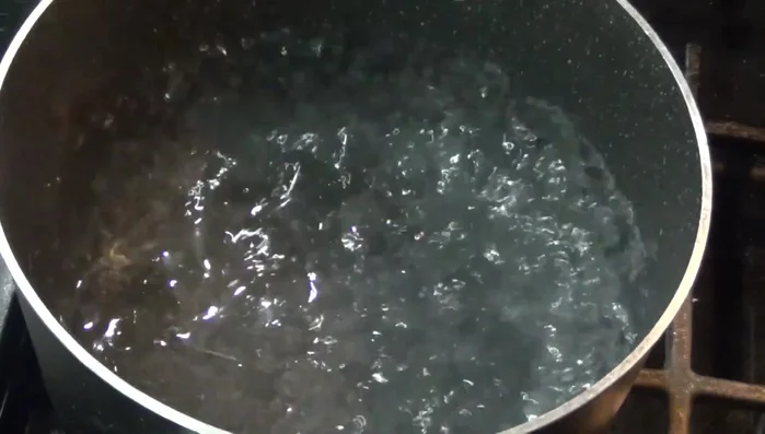Boil water (about 1 ½ liters) in a pot. Add a little oil and ½ tablespoon of salt. Add a piece of onion, garlic, two peppers, and two allspice. Add pasta and let it cook for about 10 minutes, also adding a bay leaf.
