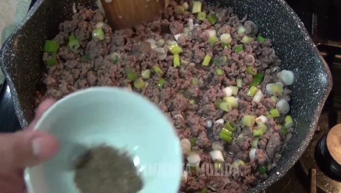 Add the ground pepper.