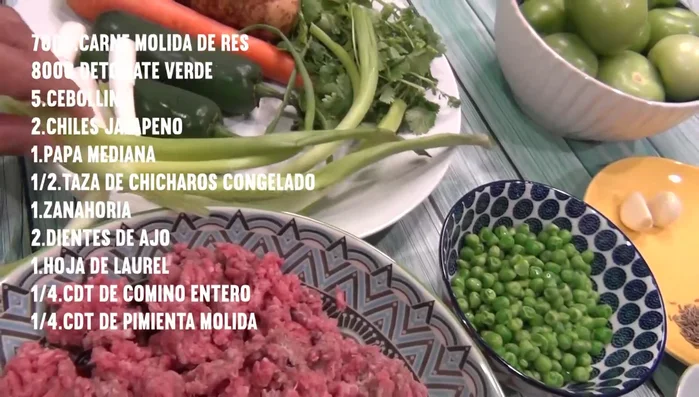 Peel and cut the potato. Chop the green onions, cut the tomatoes and jalapeño peppers.