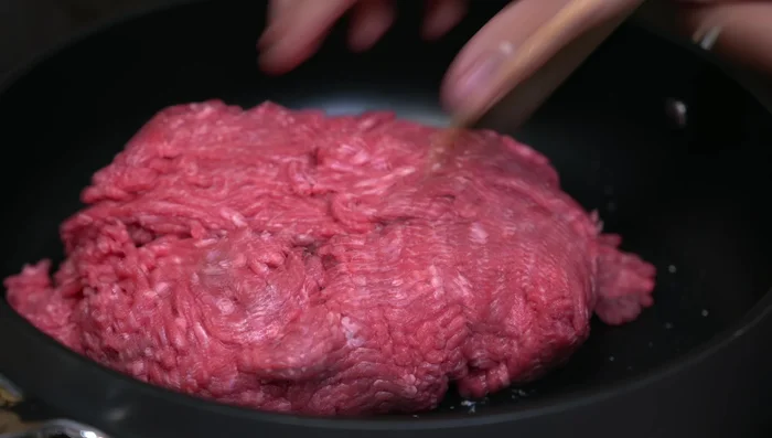 In a hot pan with very little oil, fry the ground beef. Season with salt and pepper.