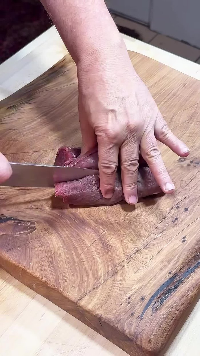 Slice beef into bite-sized pieces and add to a pan with olive oil. Season with salt.