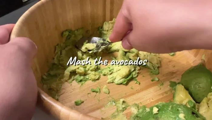 Mash the avocado pulp.