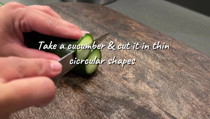 Cut the cucumber into thin circular shapes.