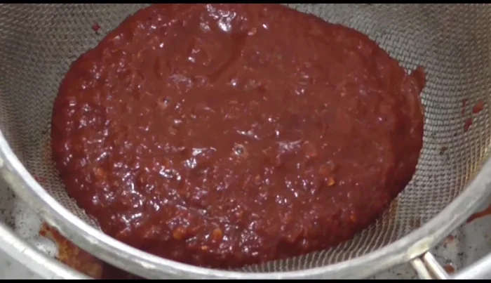 Combine the strained chili mixture, the boiled corn, and approximately 1 liter of water in a pot. Add salt to taste.