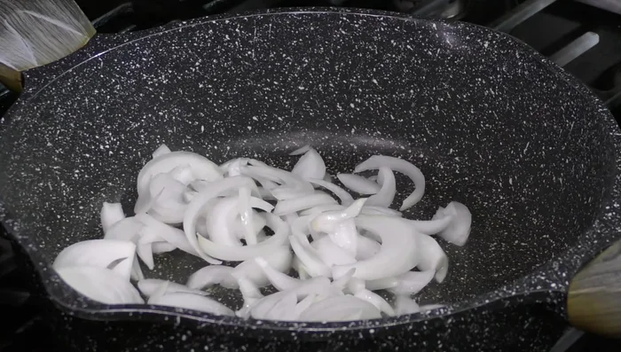 Heat oil in a pan. Add chopped onion and sauté until transparent.(199.44)