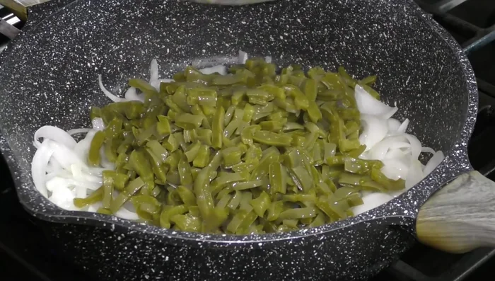 Add cooked nopales and sauté for 7 minutes. Stir in chopped cilantro. (211.959)
