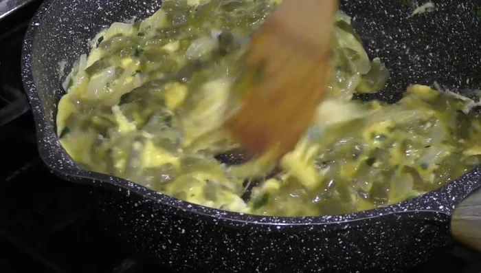 Add eggs and stir to combine with the nopales.(268.199)