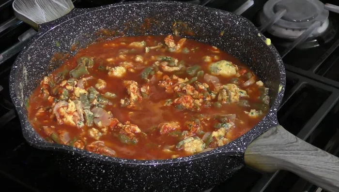 Add the sauce and a little water or broth. Season with salt.(309.039)