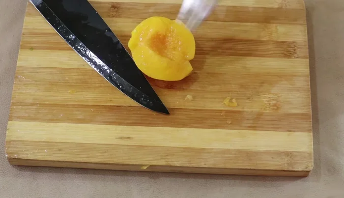 Slice the canned peaches and drain the syrup.