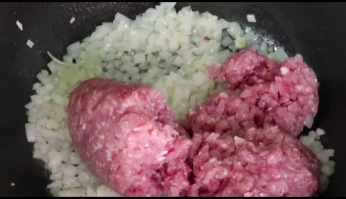 Add 500g of ground beef (or pork, or a mix) to the pan and fry with the onion and garlic.
