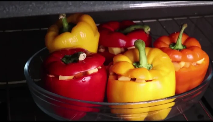 Bake in the oven for 15-20 minutes, or until the bell peppers are gratinated and the cheese is melted.