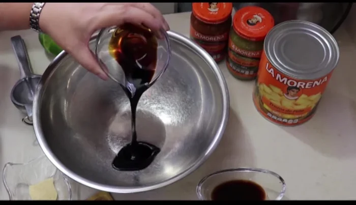 In a bowl, combine seasoning juice, Worcestershire sauce, basil, chicken broth, half of 1/3 cup garlic powder, black pepper, and lemon juice (strain seeds if necessary).