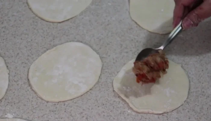 Place a spoonful of tuna filling onto each pastry circle. (244.92)