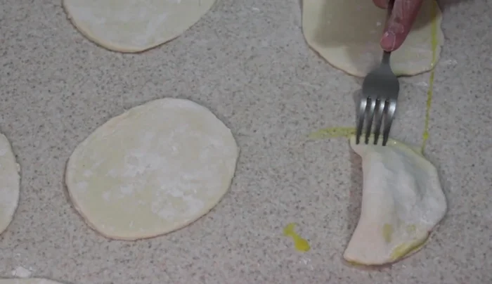Crimp the edges with a fork. (268.259)