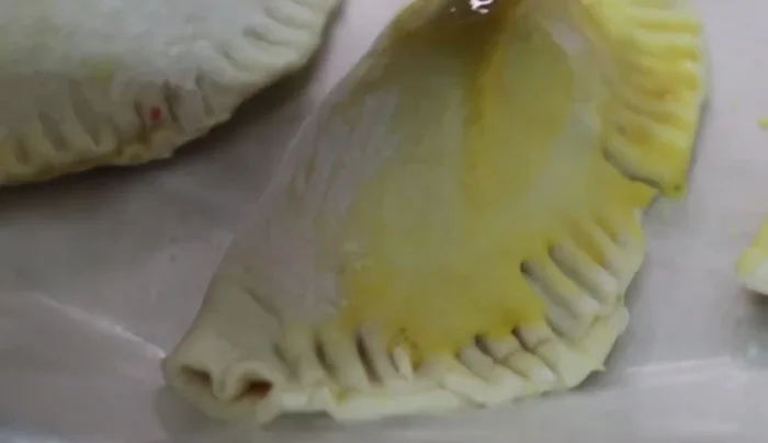 Bake in a preheated oven at 200°C (400°F), then reduce to 180°C (350°F) for 20-26 minutes. (319.08)