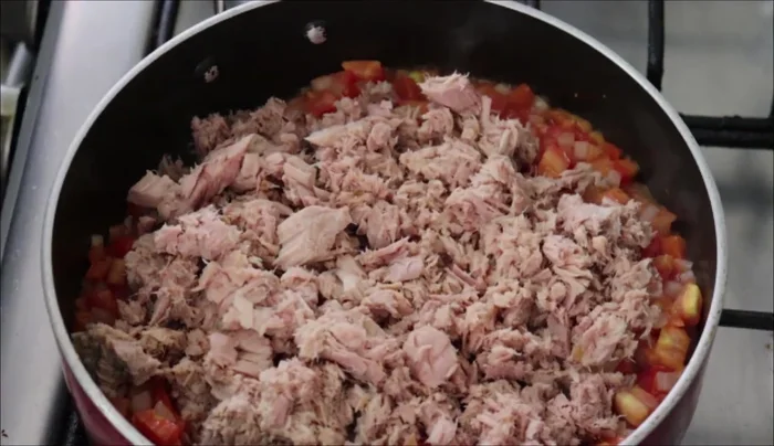 Add the drained tuna and broth; cook for 5-10 more minutes. (88.7)