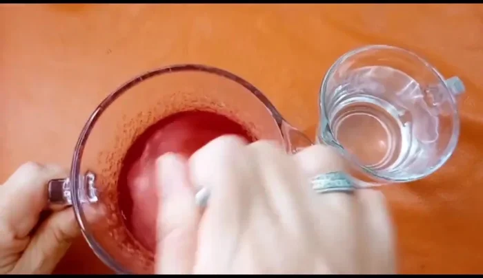 Dissolve gelatin in boiling water, then add room temperature water and let it rest for 15 minutes.