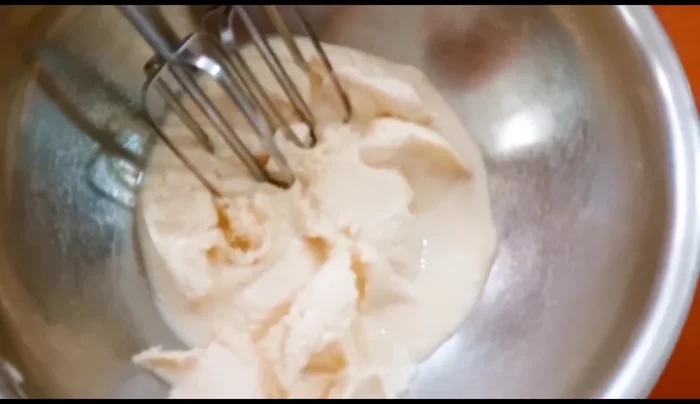 Beat the frozen evaporated milk with a mixer until fluffy (5-6 minutes).