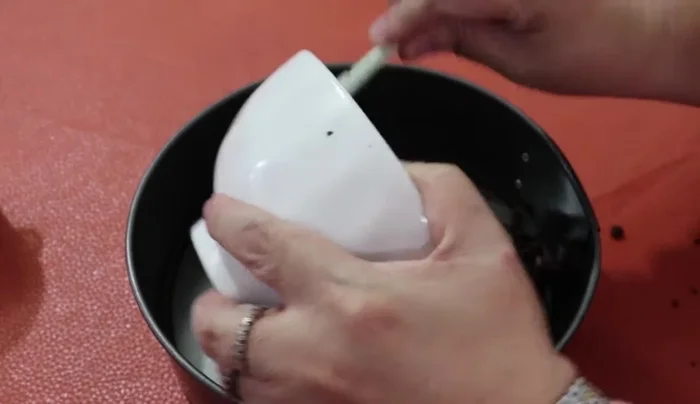 Press the cookie-butter mixture into the bottom of a 21cm mold.