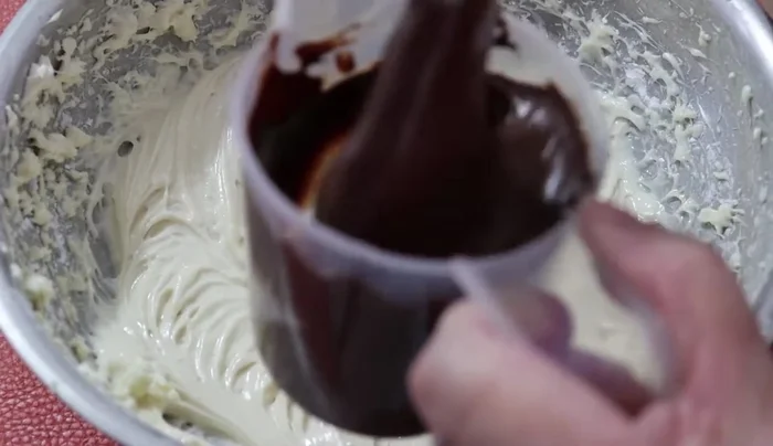 Add melted chocolate to the cream cheese mixture and mix well.