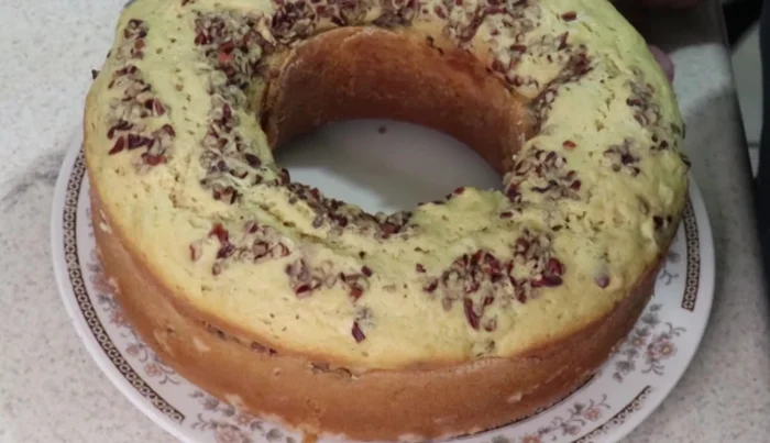 Let the cake cool before unmolding and serving.