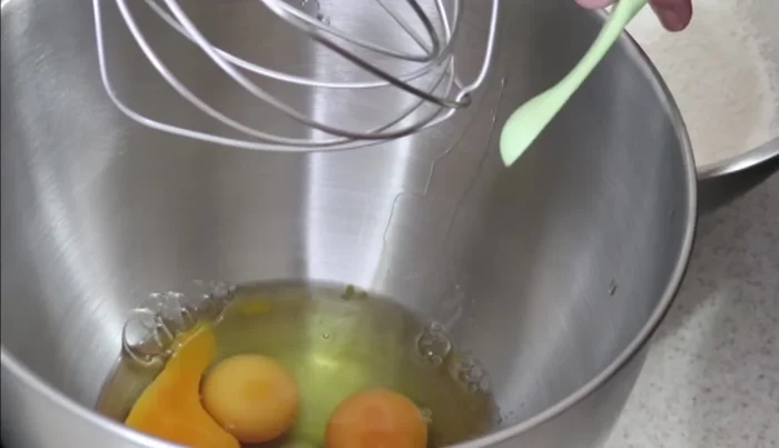 In a mixer bowl, beat 5 eggs at room temperature with a pinch of salt until light and fluffy (6 minutes at high speed).