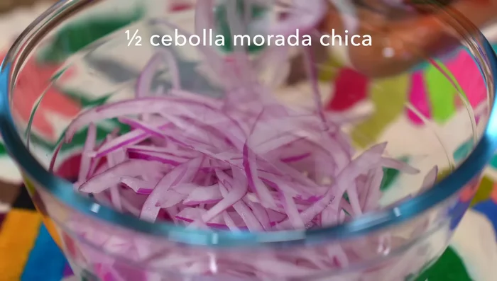 Slice the red onion into feather shapes and marinate it with pickled chili vinegar for at least half an hour.