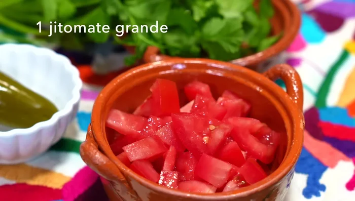 Cut the tomato into cubes and chop the cilantro.