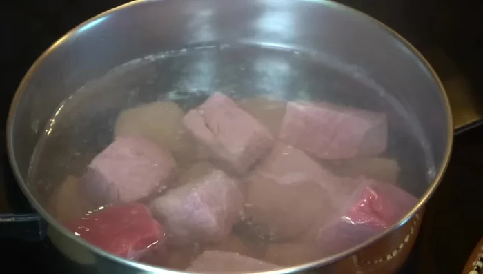 Add beef, boiling water, half an onion, garlic, thyme, marjoram, bay leaves, and salt to a pot. Stir and cover. Cook over medium heat for about 2 hours (or 40-45 minutes in a pressure cooker) until tender.