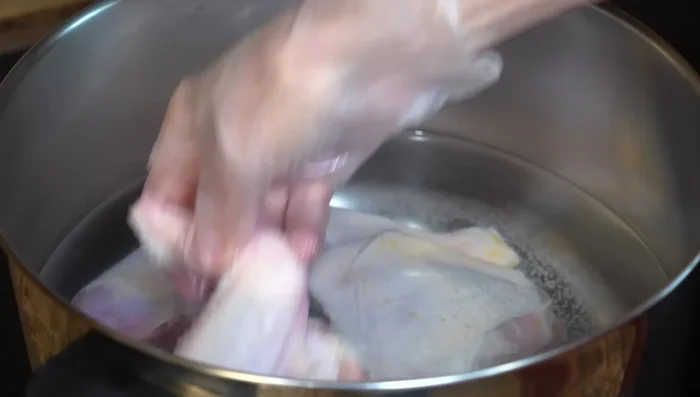 Prepare the chicken broth: In a pot with hot water, add chicken legs, thighs, wings, and salt. Once boiling, remove foam. Add onion (with root), garlic, thyme, and bay leaves. Lower heat and partially cover. Cook for 25 minutes.