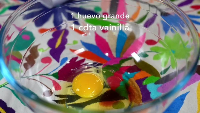 In a container, add an egg, a teaspoon of vanilla extract, 4 teaspoons of sugar, and a pinch of salt. Beat until the sugar dissolves. (36.84)