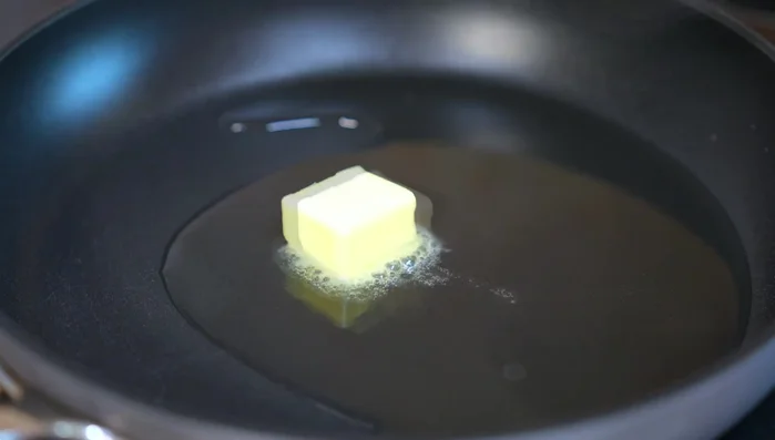 Melt butter in hot oil in a pan. (272.88)