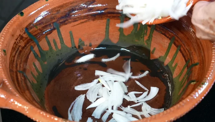In a hot pot with oil, fry the onion for about 3 minutes.